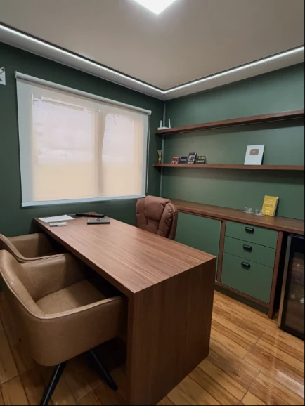 Escritório com persiana rolô instalada pela R&D Decor